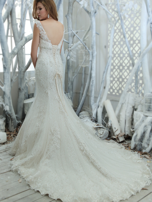 8302 TRUMPET V NECKLINE