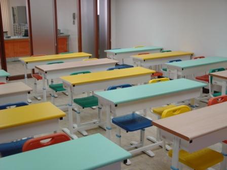 S04雙人可調桌椅教室圖